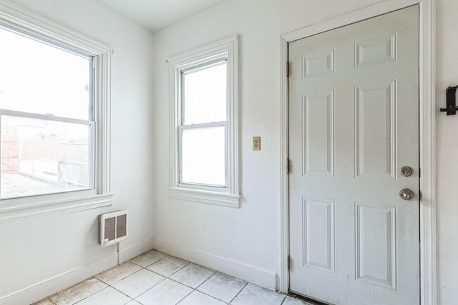 Building Photo - 443 N 10th St