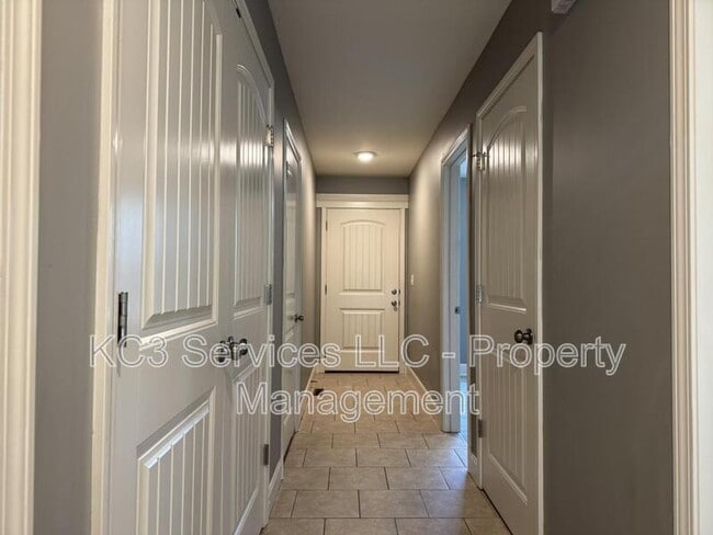 Building Photo - 9326 N Robinhood Ave