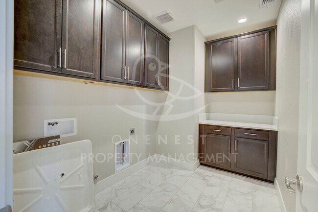 Building Photo - Stunning Modern Living in Twelve Bridges VIllage!