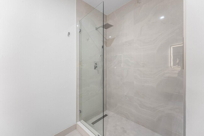 Building Photo - 220 Lake Shore Dr