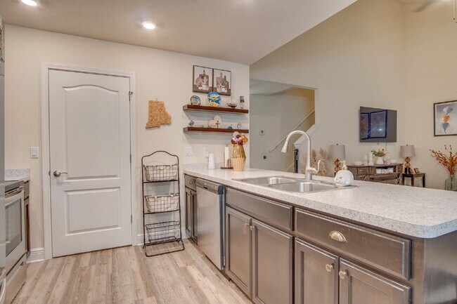 Building Photo - Spacious Cottage-Style Home Near UWF, Navy Federal & West Florida Hospital with Private Upstairs ...