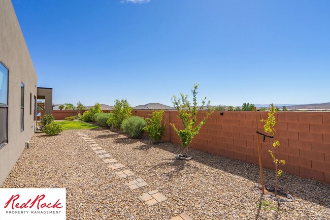 Building Photo - DOG FRIENDLY 4-Bedroom Modern Desert Home ...