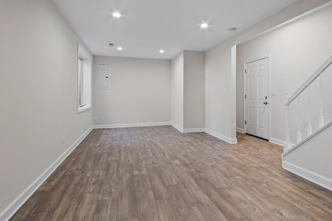 Building Photo - 546 W Parkside Dr