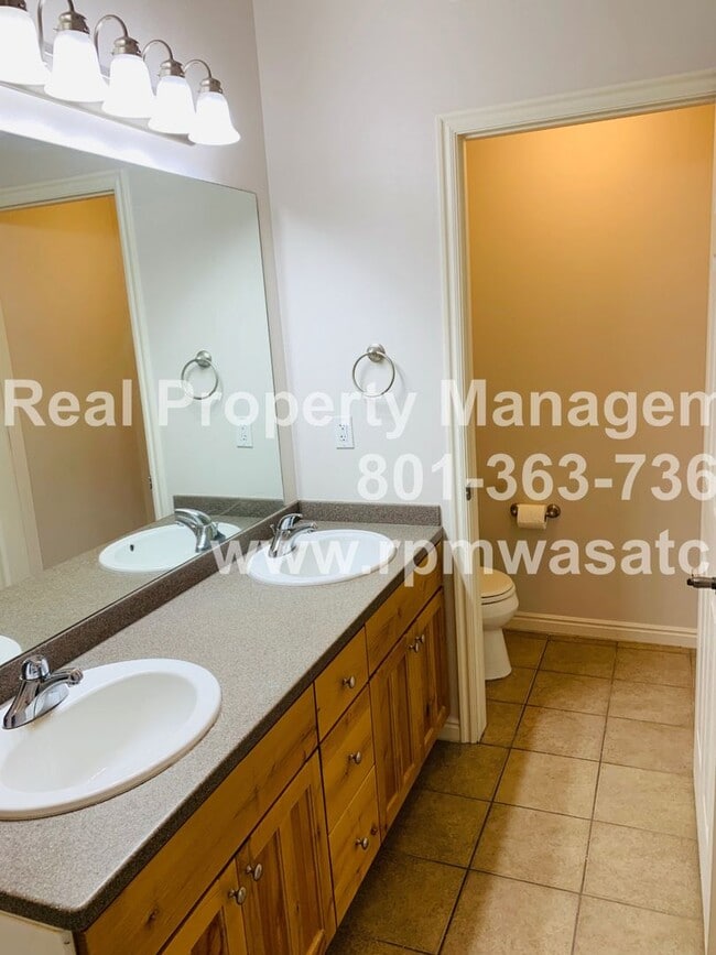 Building Photo - Cute 3 Bedroom 2 Bath Condo with a View!