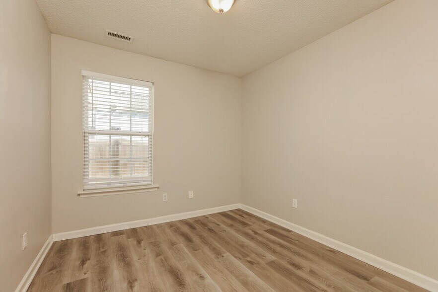 Building Photo - 4013 Apperson Dr