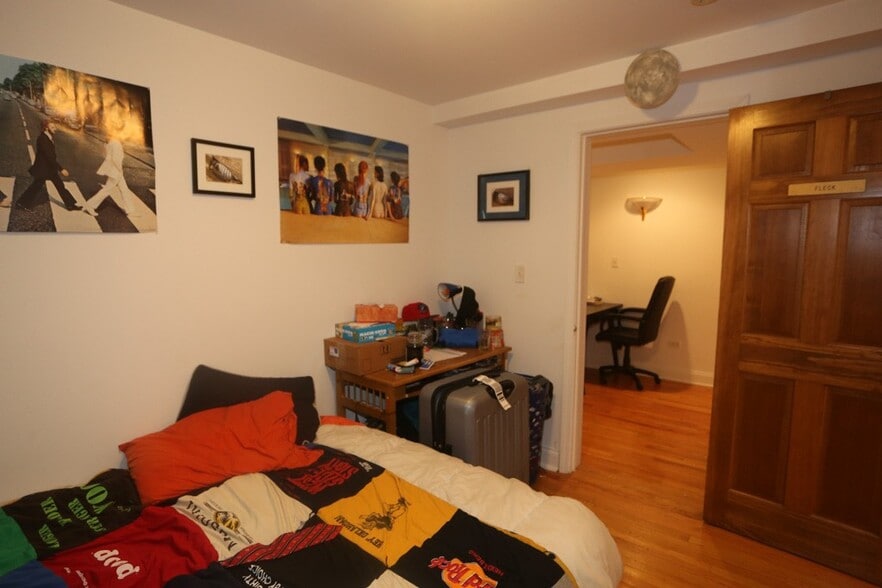 Building Photo - 1434 W Belle Plaine Ave