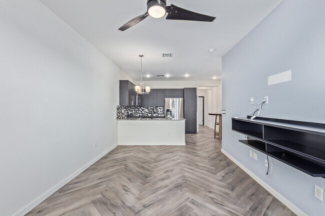 Building Photo - 2321 E Huntington Dr