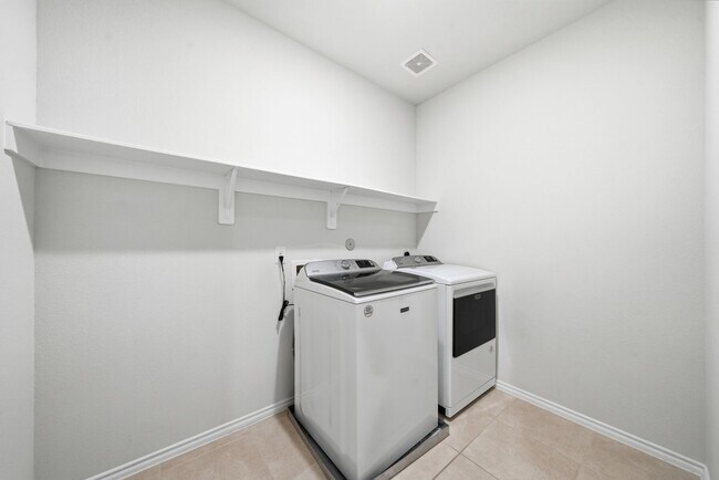 Building Photo - 8663 Cedardale Park Dr