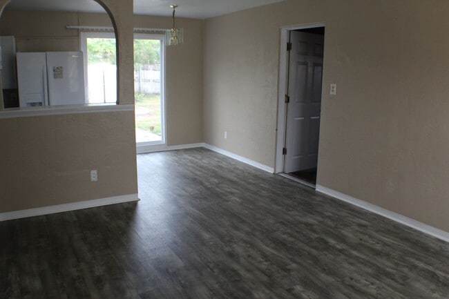 Building Photo - 3 bed house for rent