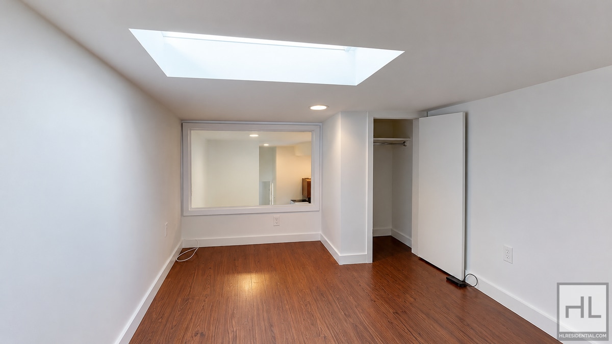 Building Photo - FRANKLIN AVENUE / 2-Bed 1/Bed / Loft Space / AVAILABLE OCTOBER 1st