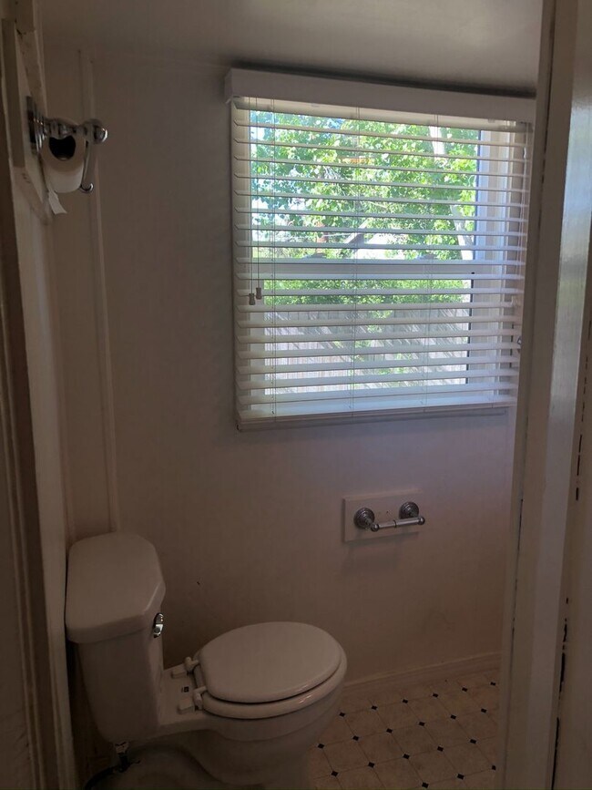 Building Photo - Quaint 2 bedroom duplex near downtown, utilities included!