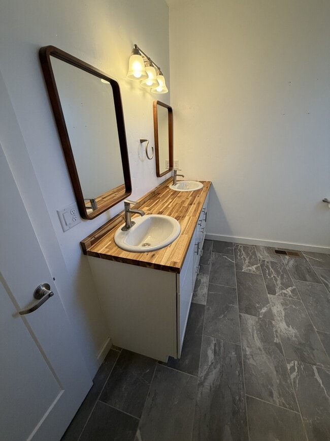 Building Photo - 4280 NE Alexander Way