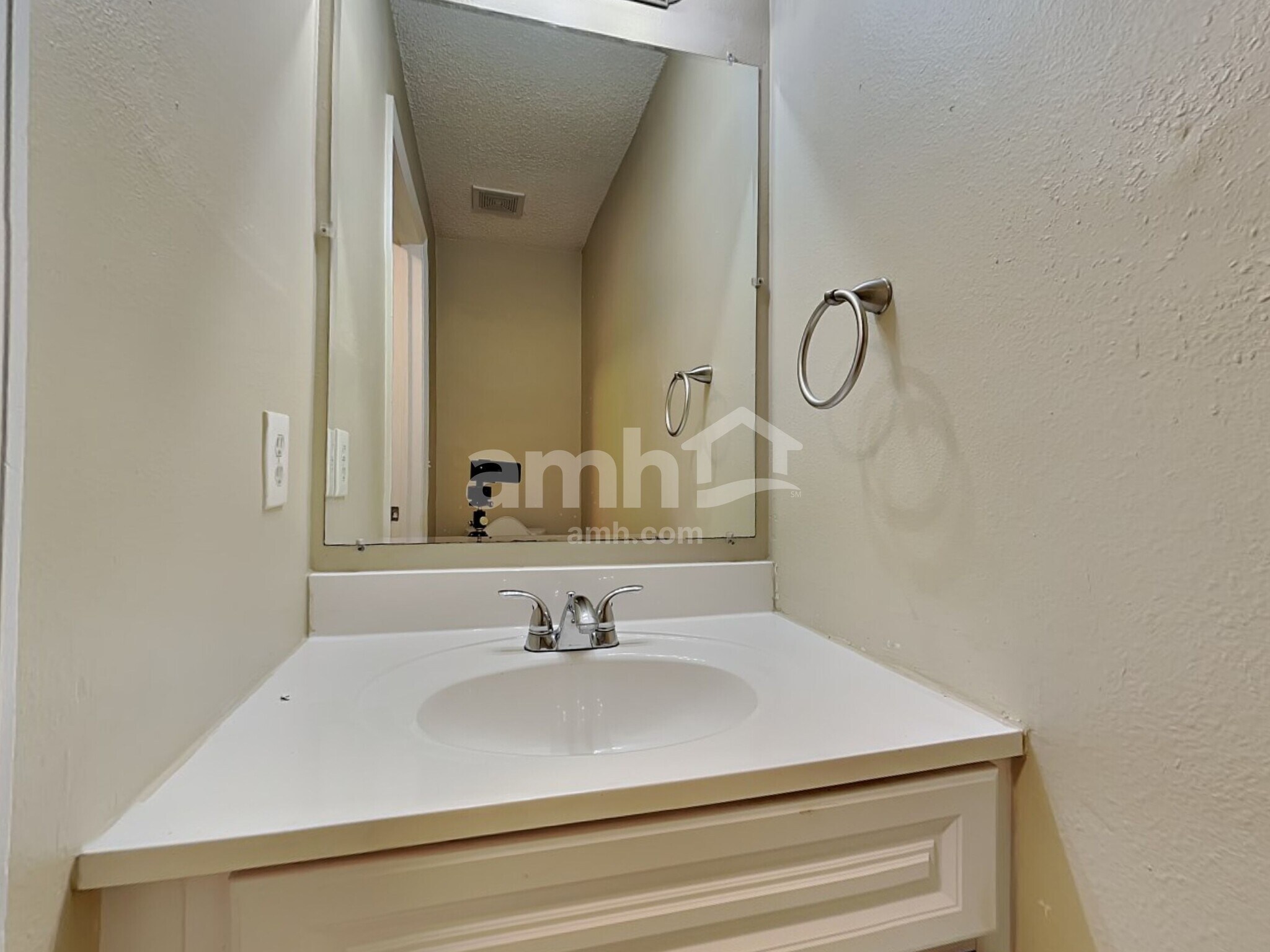 Building Photo - 17756 Oak Bridge St