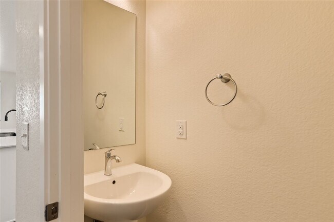 Building Photo - Modern 3BR Townhome | 2-Car Garage | Pool, Gym & Light Rail Access