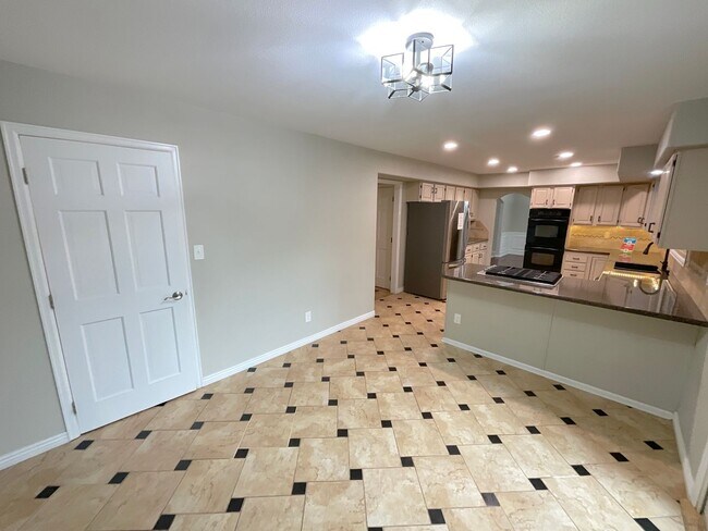 Building Photo - 4 Bedroom Home Available Near S Academy Bl...