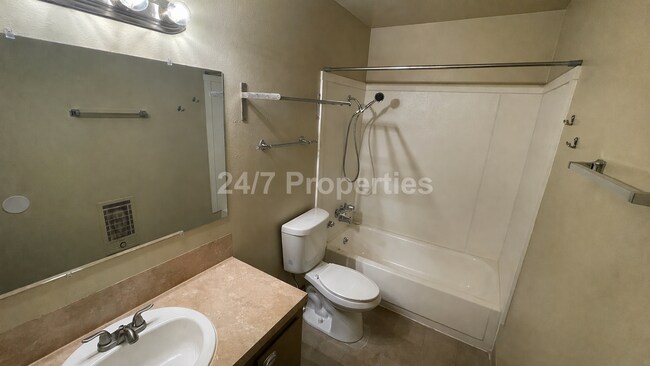 Building Photo - Upper-Level 2 BD | 1 BA Home - FoPo