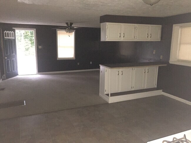 Building Photo - 809 River Rd