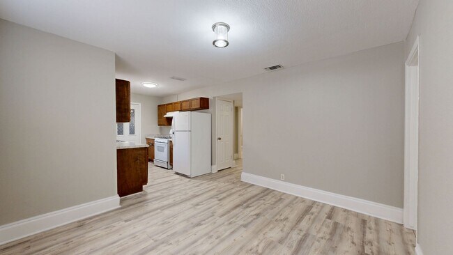 Building Photo - $1,175 + 2 WEEKS FREE RENT!!!!