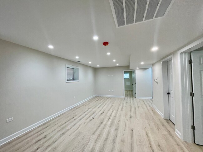 Building Photo - 4845 N Kostner Ave