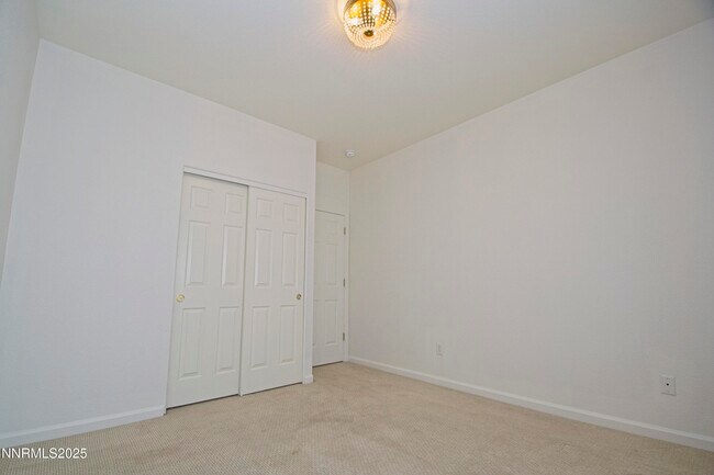 Building Photo - 3075 Roxbury Dr