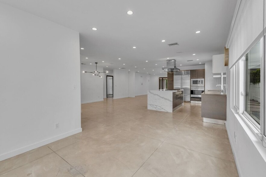 Building Photo - 4925 Nagle Ave