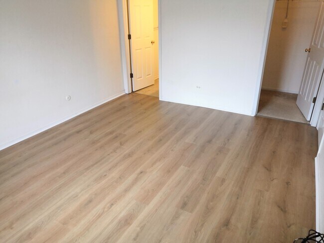 Building Photo - 249 W Ct of Shorewood