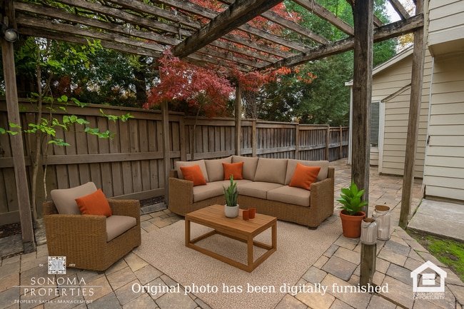 Building Photo - Lovely Updated 3BD/2.5BA Home Located In Fryer Creek!