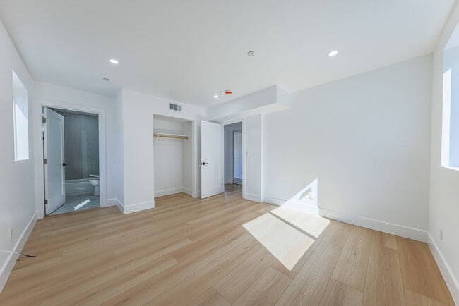 Building Photo - 1237 N Orange Dr