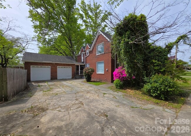 Building Photo - 754 Montgomery Ave