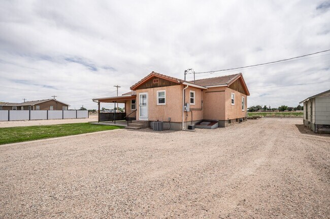 Building Photo - 3 Bedroom 2 Bath Home with Bonus Rooms and Tons of Extra Space