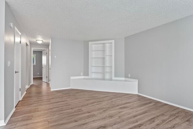 Building Photo - 2 bedroom 1 bath in Clackamas!!