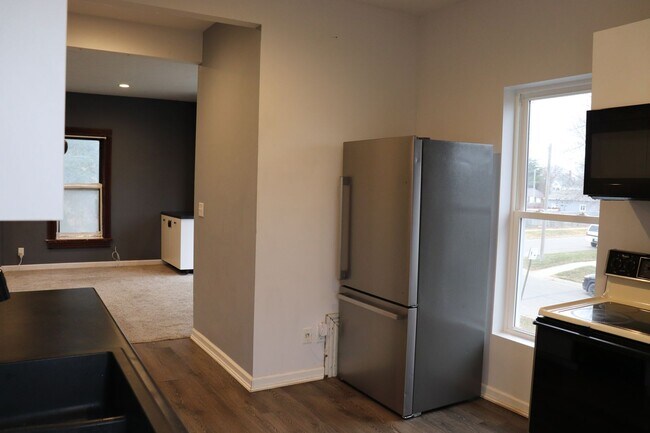 Building Photo - 6801 Lexington Ave