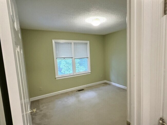 Building Photo - 7 Preakness Dr