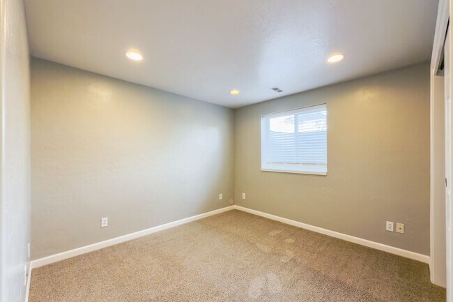 Building Photo - Comfortable 4 bed, 3 bath Family Home With Garage & Pet-Friendly Living! - Available NOW!