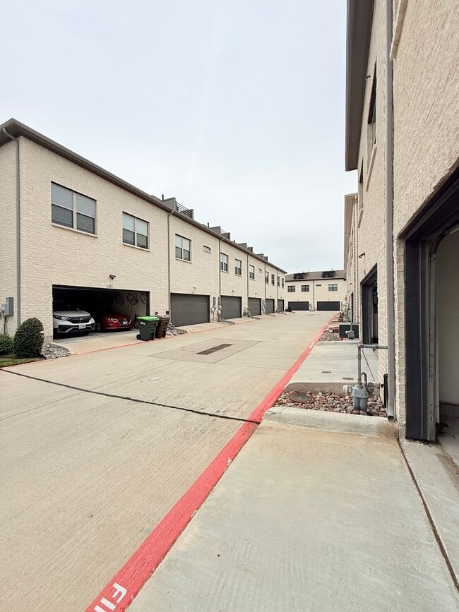 Building Photo - AVAILABLE NOW -Stunning 3-Bedroom Townhome Overlooking Greenbelt in Plano ISD 600 Collier Drive