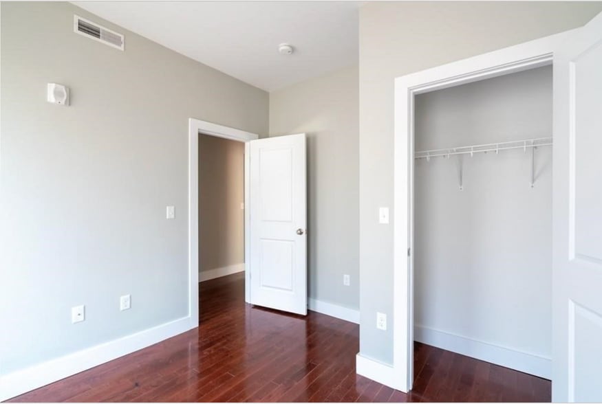 Building Photo - 33 Covington St