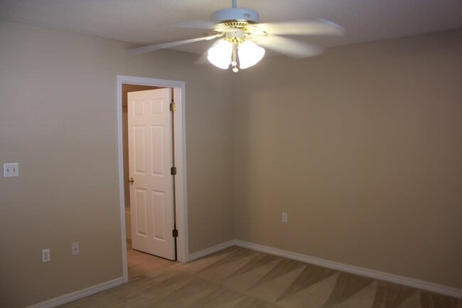 Building Photo - 976 Scenic Oak Ln