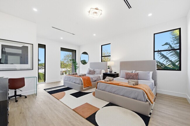 Building Photo - 1308 Avocado Isle