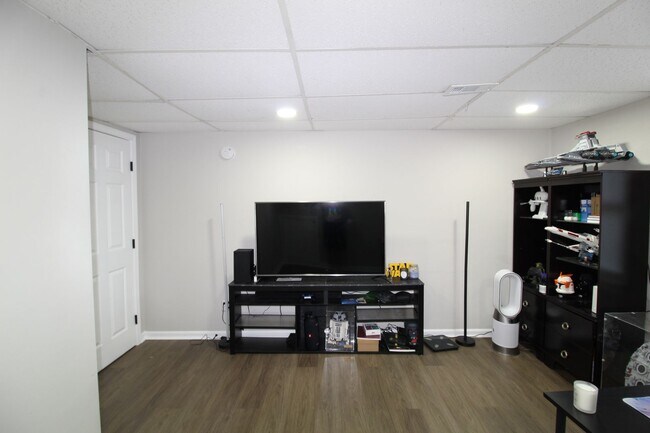 Building Photo - 3367 Oak Dr SW