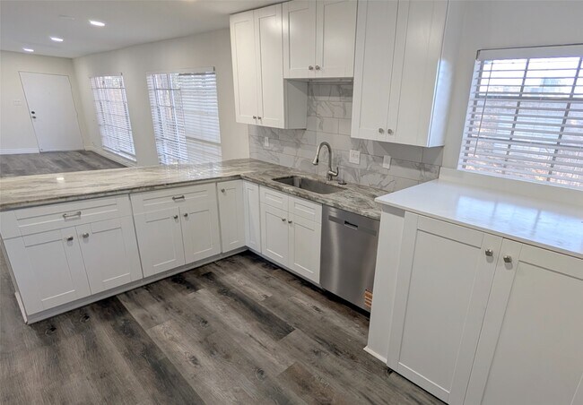 Building Photo - 2101 Fountain View Dr