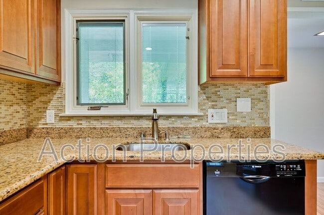 Building Photo - 834 Orange Ave