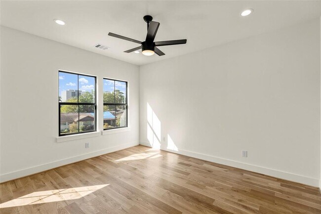 Building Photo - 1038 W 31st St