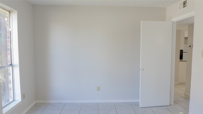 Building Photo - 9102 Benthos Dr