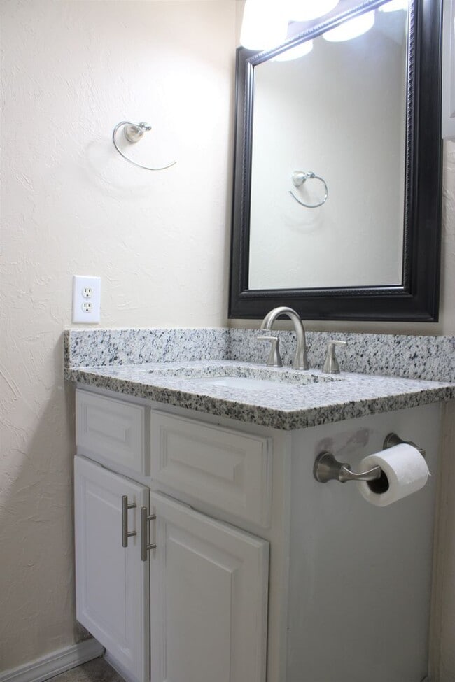 Building Photo - *** SPECIAL $300 OFF 1ST MONTH’S RENT***Available Now! Best Value in North OKC – Comfortable Cond...