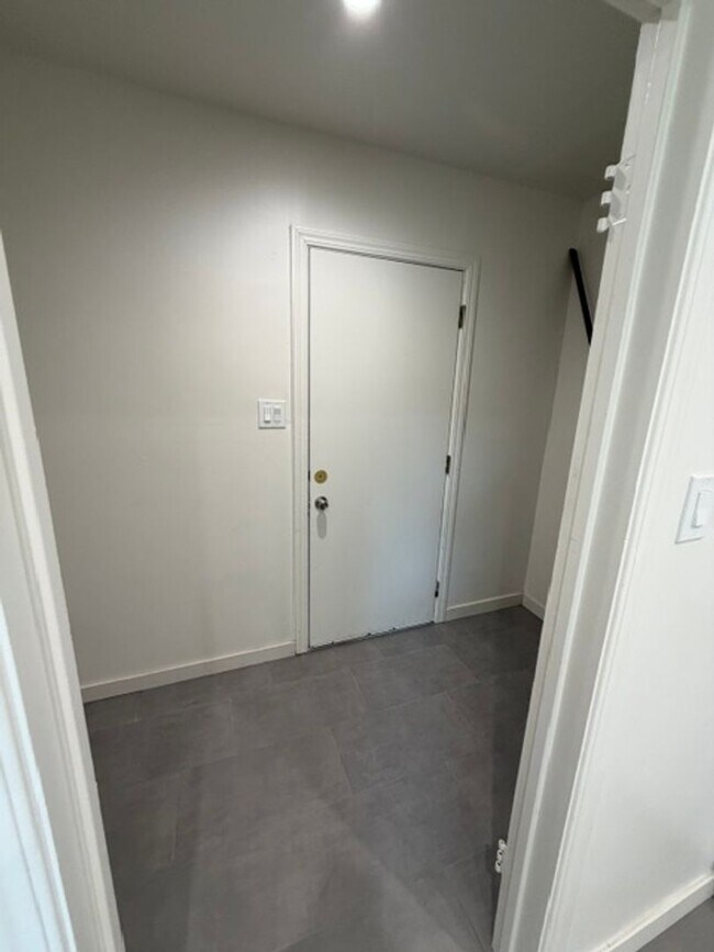 Building Photo - Charming JC Neighborhood Rental with Brand-New Kitchen & Hardwood Floors