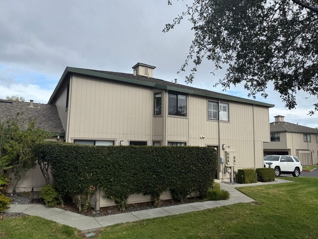 Building Photo - UPDATED TWO BEDROOM / ONE BATH, UNFURNISHED TWO-STORY CONDO IN CAPTAINS COVE