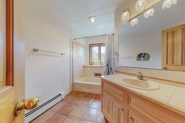 Building Photo - Views! Beautiful 3 bedroom mountain retrea...