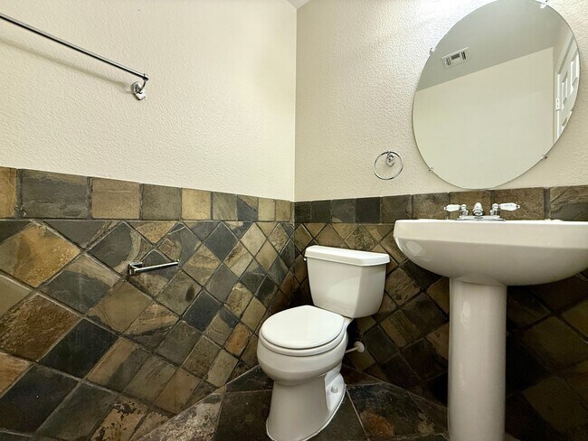 Building Photo - 3 Bedrooms | 2.5 Bathrooms-