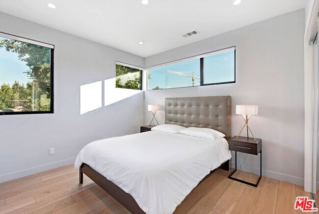 Building Photo - 8925 Dorrington Ave