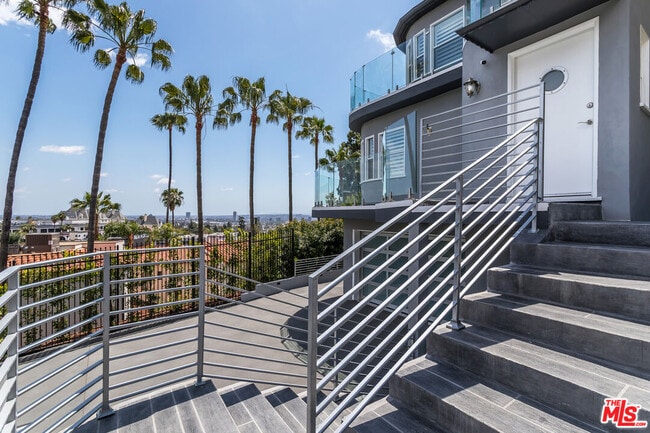 Building Photo - 1541 Selma Dr